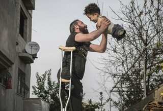 A viral photo helps bring Syrian refugee family to Italy