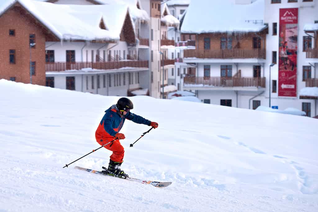 Russia: Pensioner turns landfill into a ski complex