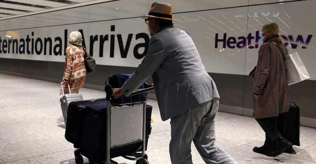 UK scraps COVID tests for travellers, France introduces new vaccine pass