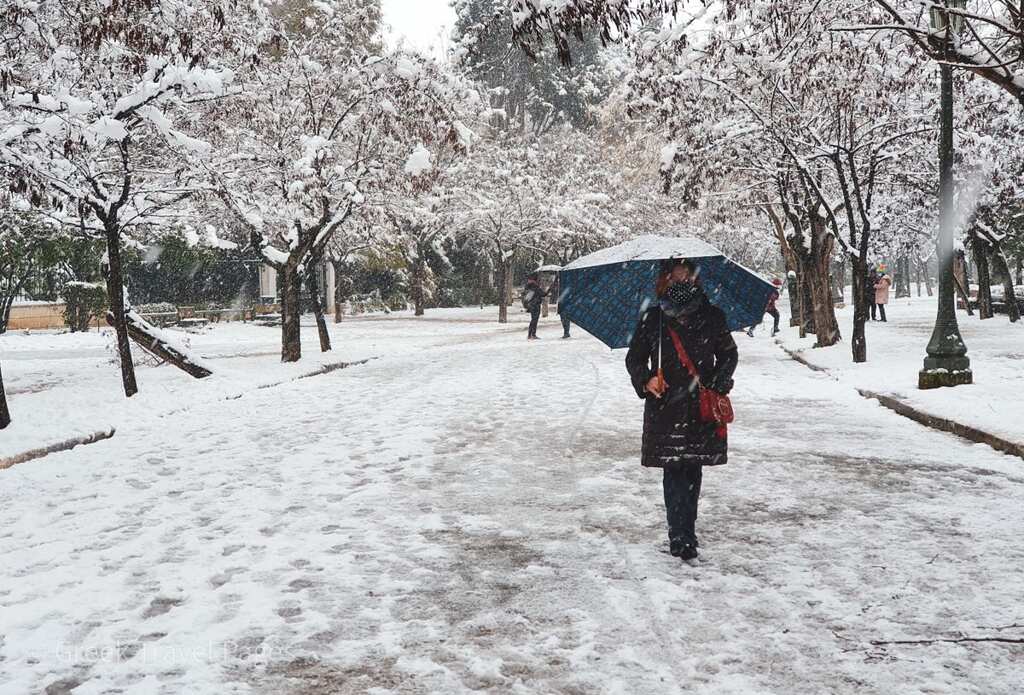 Heavy snowfall sweeps across Greece, crews struggling to free stranded drivers