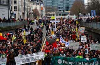 Brussels: Demonstrators protest over coronavirus rules