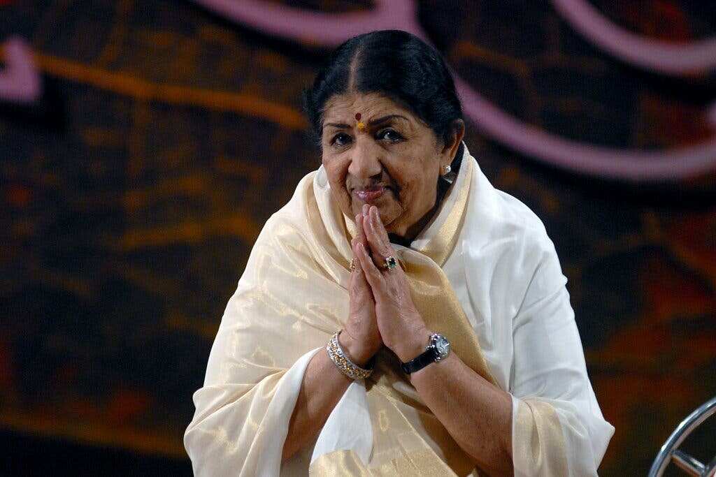 Fans pay tribute to legendary singer Lata Mangeshkar