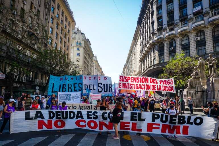 Argentina: Massive protests in Buenos Aires against govt deal with IMF to repay a loan taken in 2018