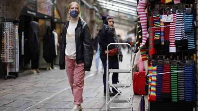 UK consumers set to refrain from big Christmas buys, survey says