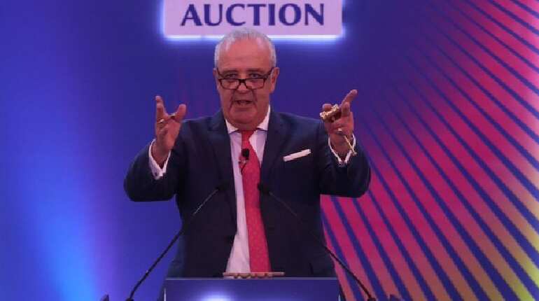 Auctioneer Hugh Edmeades collapses on stage as IPL 2022 mega auction comes to sudden halt Auctioneer Hugh Edmeades collapses on stage as IPL 2022 mega auction comes to sudden halt