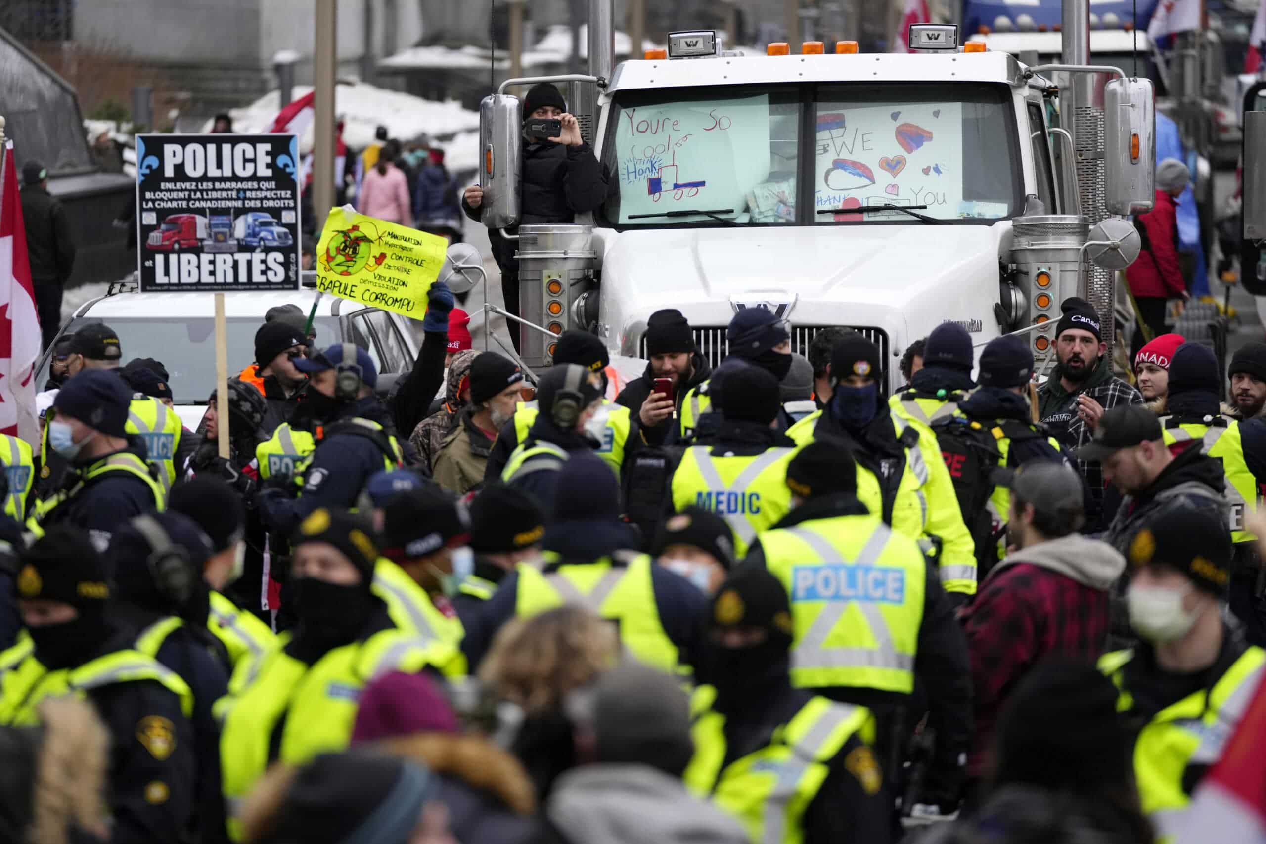 Canadian police arrives to remove protestors at US border