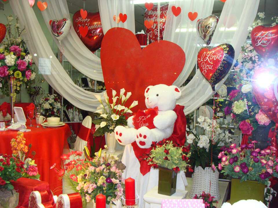 Los Angeles: Valentine's Day hit by inflation & supply chain issues as florists struggle