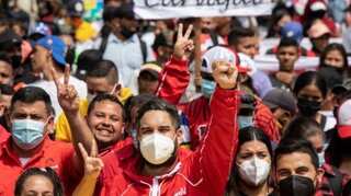 Thousands march in support of Venezuela government