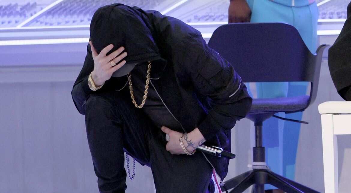 Here's why Eminem kneeled at the end of his performance at the Super Bowl halftime show Here's why Eminem kneeled at the end of his performance at the Super Bowl halftime show
