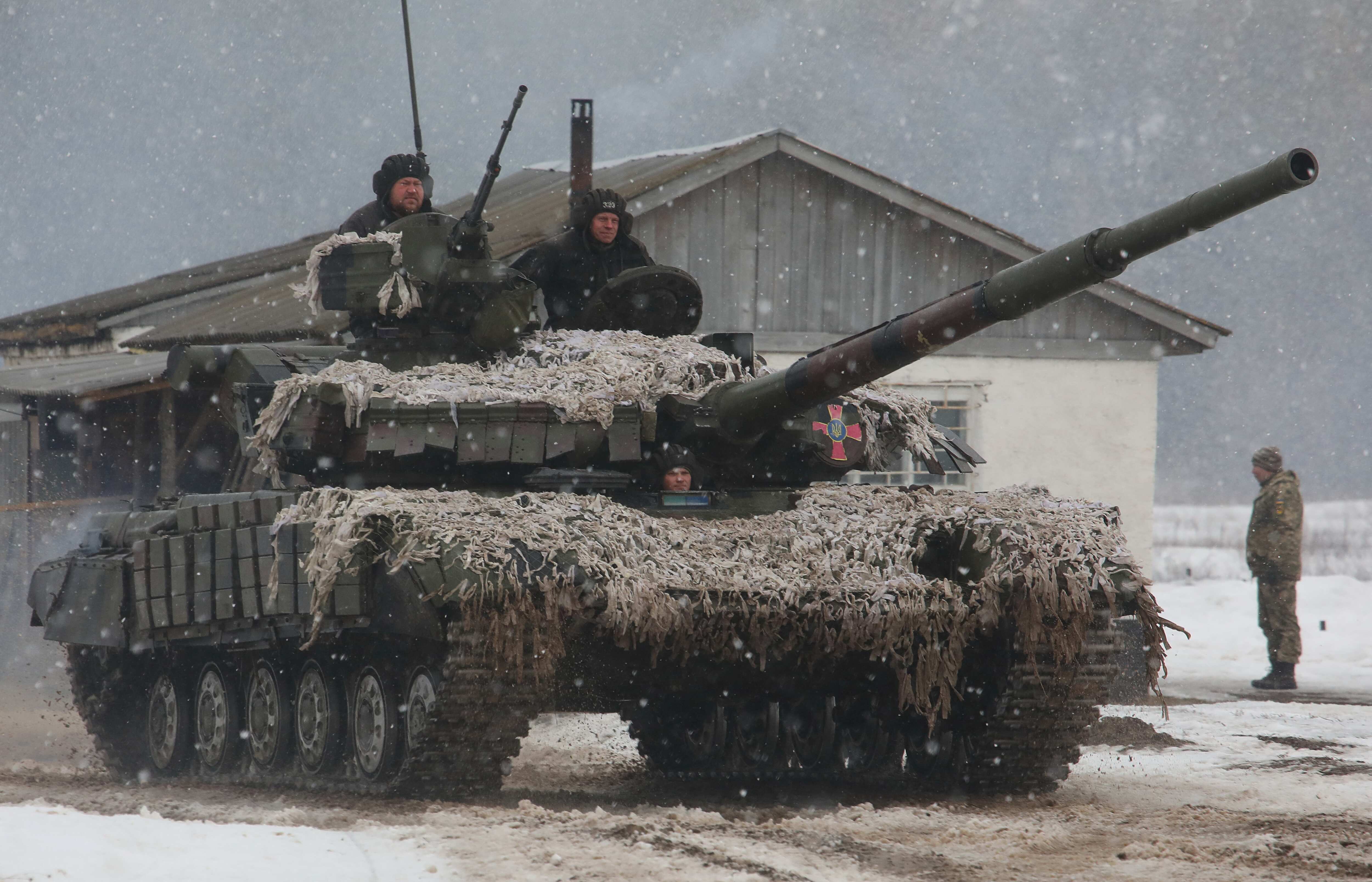 Russian forces continue to arrive at the Ukrainian border, warns US