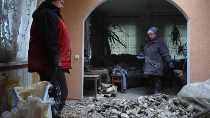 Explosions heard after shelling destroys houses in East Ukraine Explosions heard after shelling destroys houses in East Ukraine