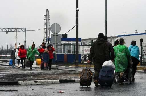 People cross border