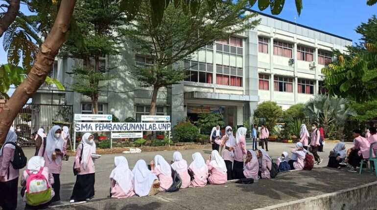 6.2-magnitude earthquake strikes Indonesia's Sumatra island, at least 7 killed 6.2-magnitude earthquake strikes Indonesia's Sumatra island, at least 7 killed