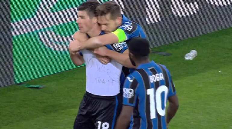 Ukraine's Ruslan Malinovskyi does 'no war' celebration after scoring for Atalanta in Europa League - WATCH Ukraine's Ruslan Malinovskyi does 'no war' celebration after scoring for Atalanta in Europa League - WATCH