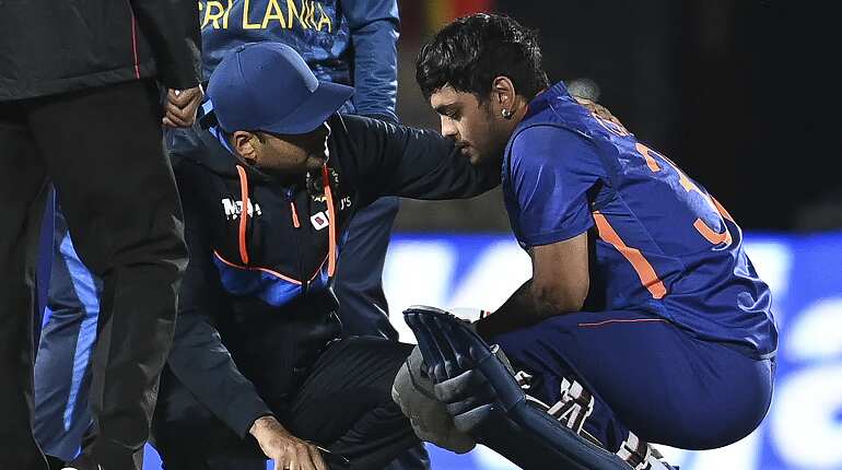 Ishan Kishan admitted to hospital after being hit on head by a nasty bouncer during 2nd T20I against SL Ishan Kishan admitted to hospital after being hit on head by a nasty bouncer during 2nd T20I against SL