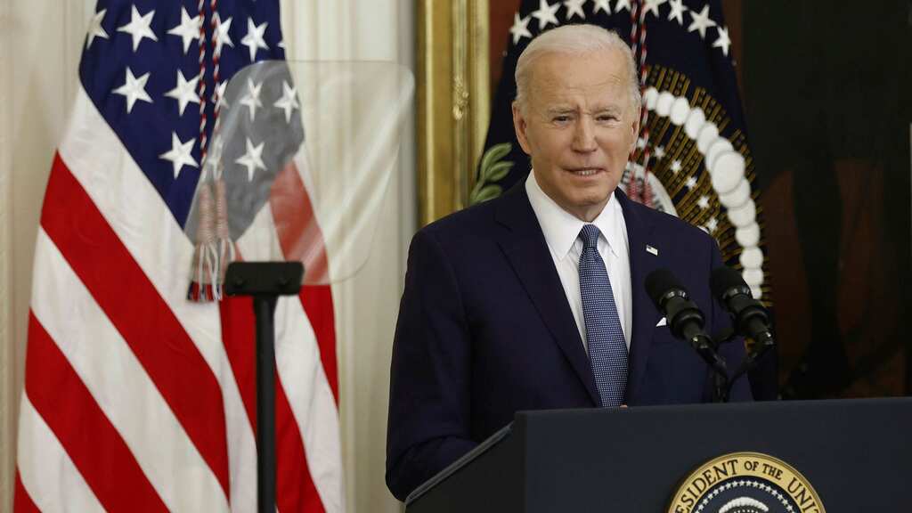 Biden sends clear message to Russian Oligarchs as he bans Russian flights from US airspace