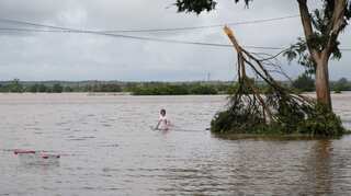 Emergency services order residents to prepare to flee as floods threaten hundreds of thousands in Sydney