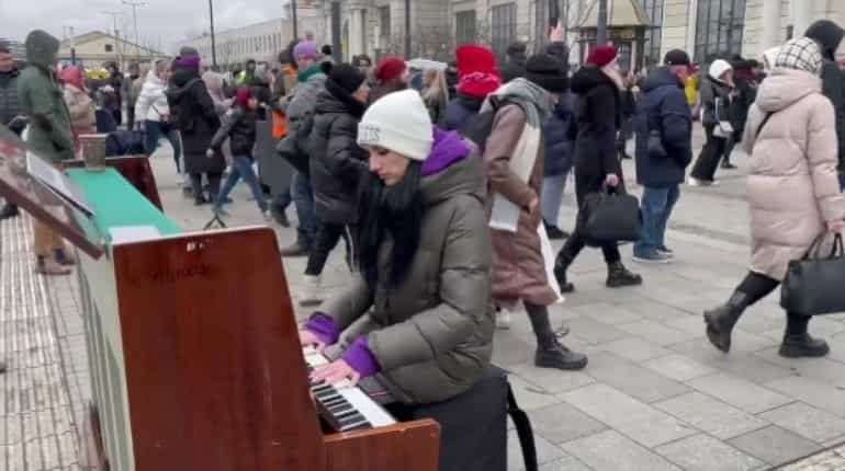Watch | This video of pianist playing 'What a Wonderful World' outside Lviv station has gone viral