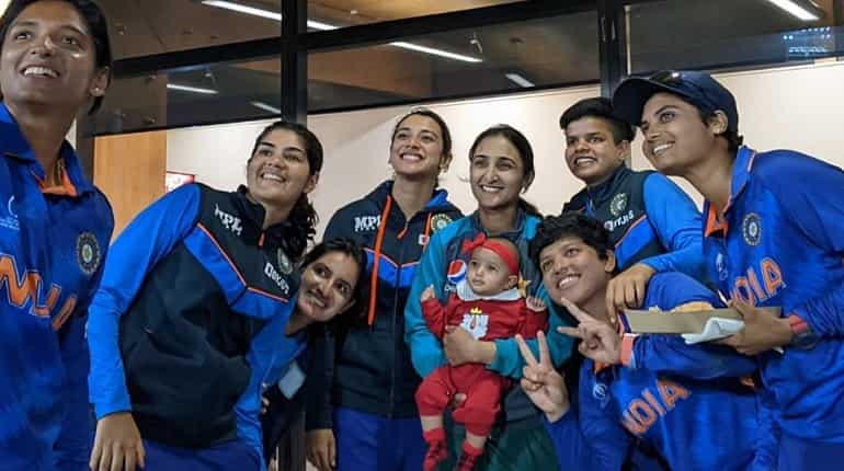 Indian players play with Pakistan skipper Bismah Maroof's daughter, win hearts - WATCH Indian players play with Pakistan skipper Bismah Maroof's daughter, win hearts - WATCH