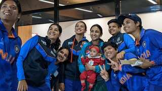 Indian players play with Pakistan skipper Bismah Maroof's daughter, win hearts - WATCH