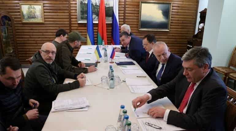 Ukraine delegation arrives at Belarus-Poland border for talks with Russia Ukraine delegation arrives at Belarus-Poland border for talks with Russia