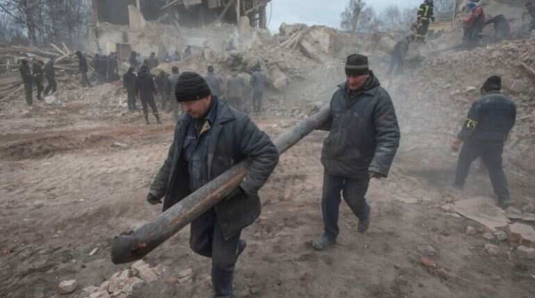 21 killed in airstrikes on Ukraine's Sumy, first convoy of evacuees leaves city