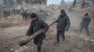 21 killed in airstrikes on Ukraine's Sumy, first convoy of evacuees leaves city