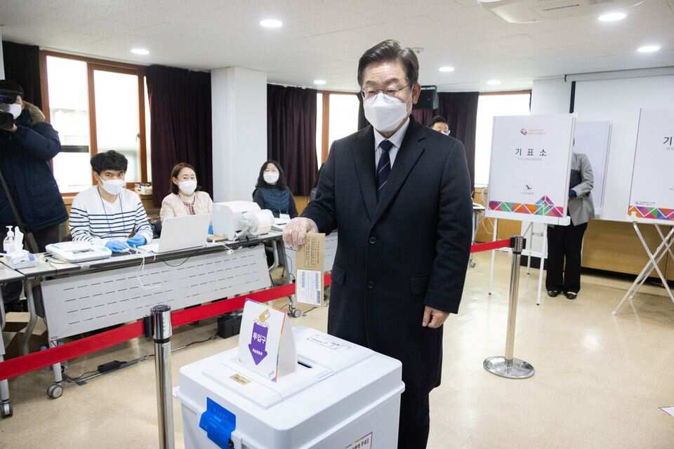 South Korea votes for new leader to tackle COVID-19, soaring house prices, inequality South Korea votes for new leader to tackle COVID-19, soaring house prices, inequality