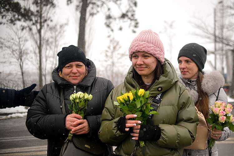 Ukrainian soldiers buy flowers on Women's day