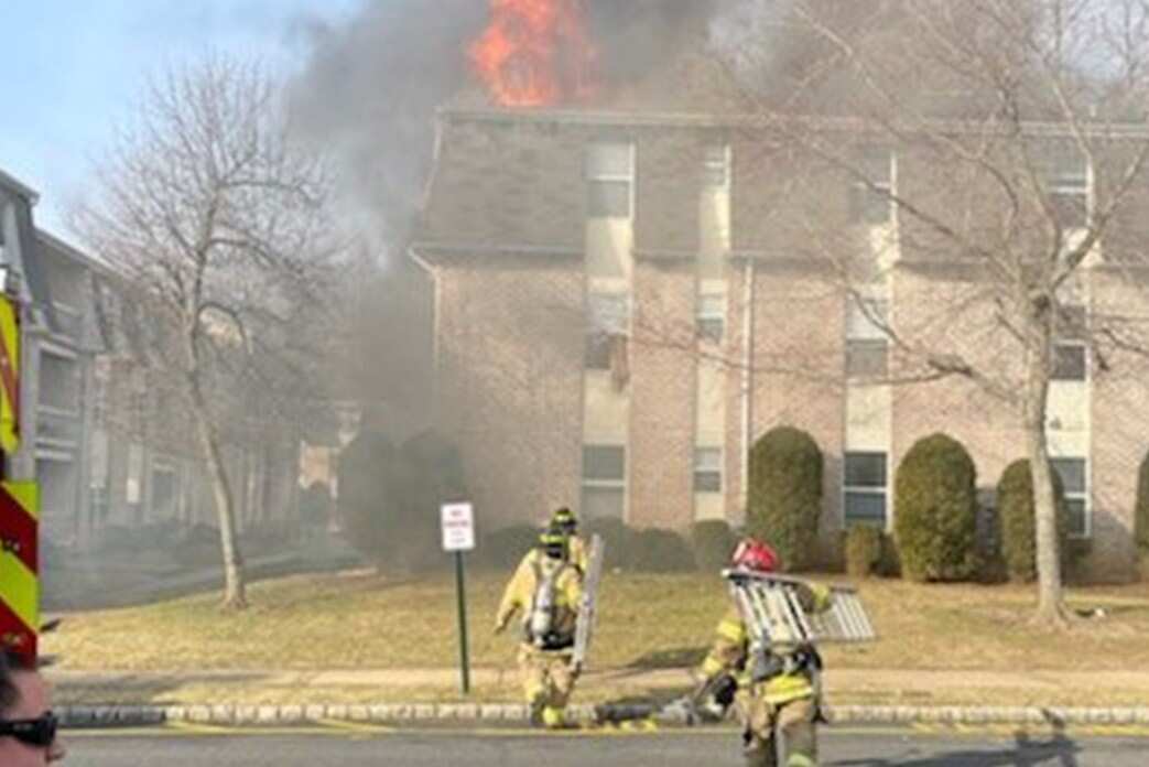Dad throws 3-year-old son from the window to prevent him from burning building Dad throws 3-year-old son from the window to prevent him from burning building