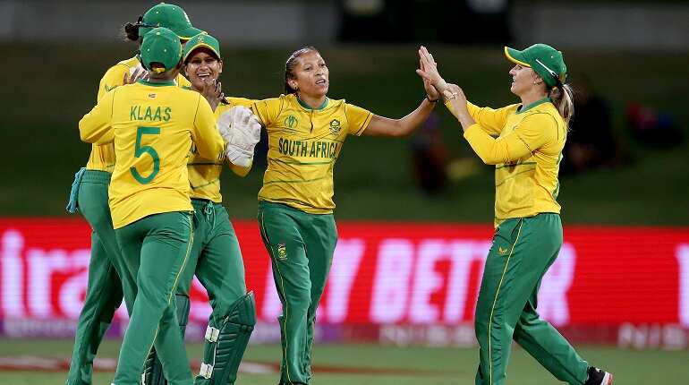Women's World Cup: South Africa hold nerves to win last-over thriller against Pakistan Women's World Cup: South Africa hold nerves to win last-over thriller against Pakistan