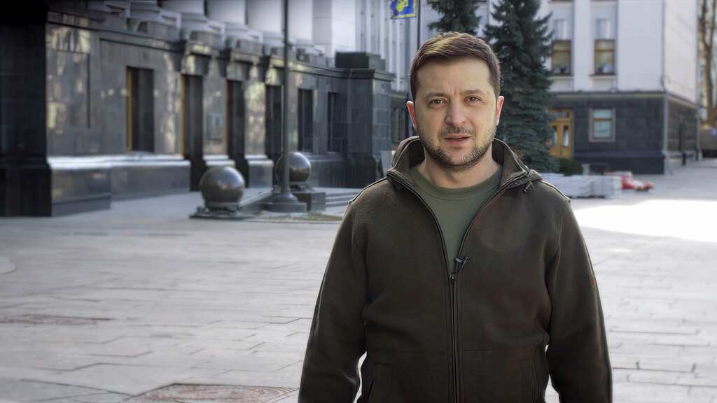Zelensky sends defiant message to Russia as Russian troops close in on Kyiv