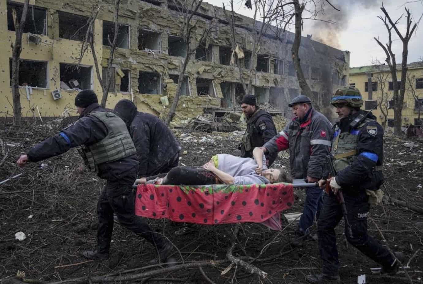 Ukraine: Pregnant woman in viral image dies after maternity hospital attack