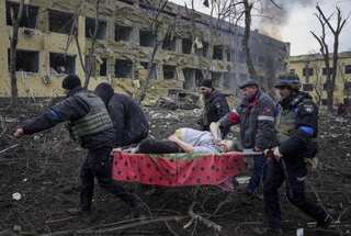 Ukraine: Pregnant woman in viral image dies after maternity hospital attack