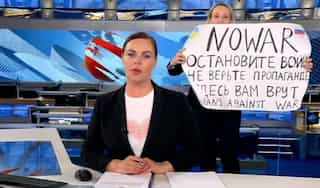 Woman journalist interrupts Russian TV news to protest war