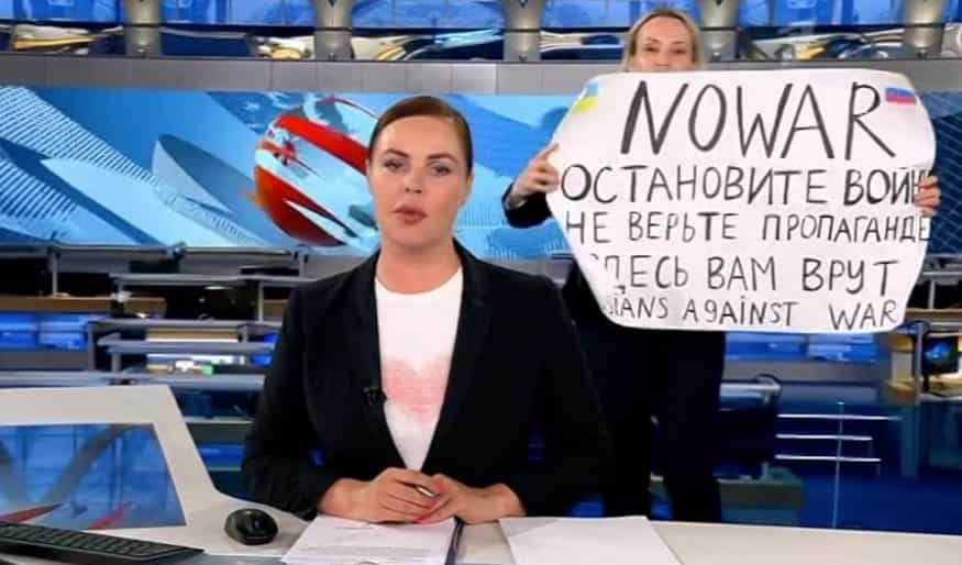 Woman journalist interrupts Russian TV news to protest war