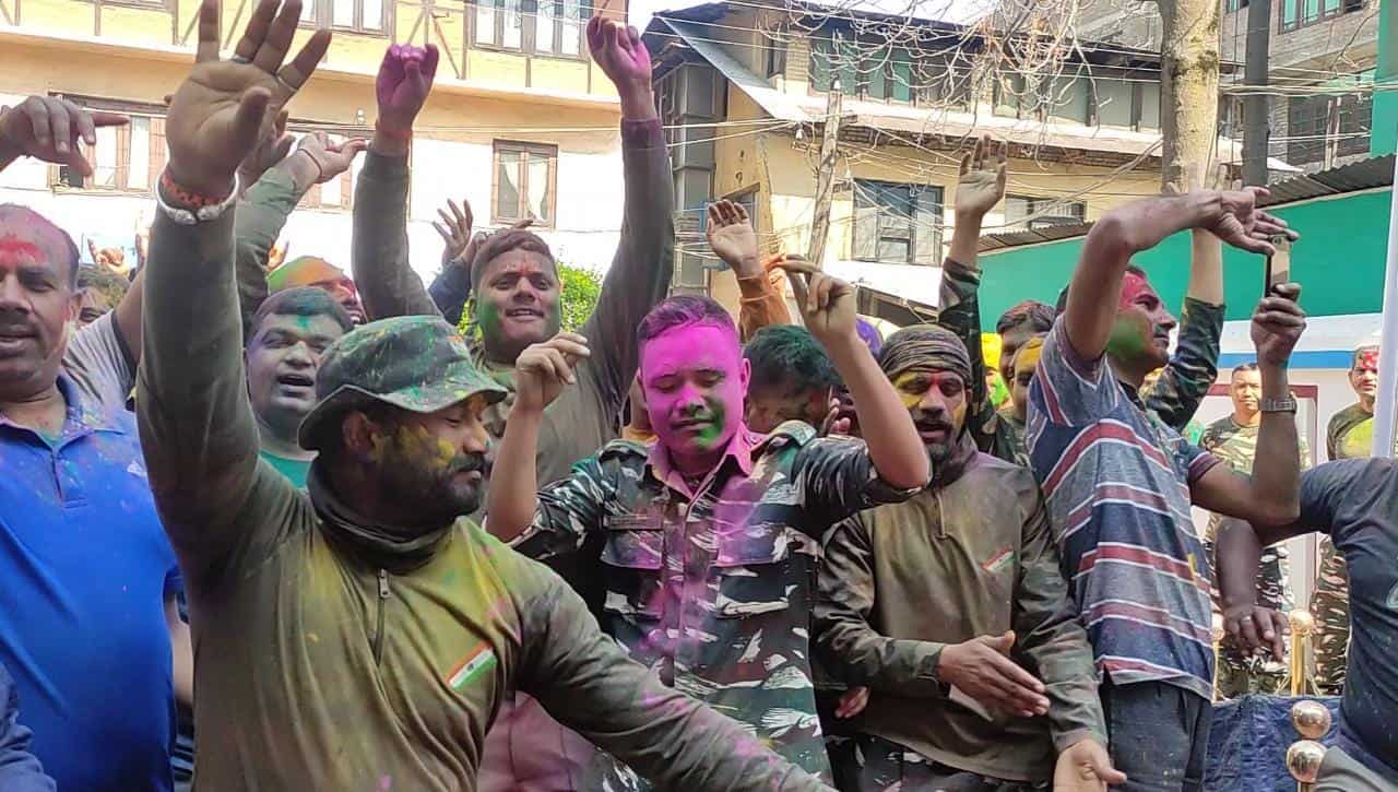Soldiers celebrate Holi in Kashmir, while being away from homes Soldiers celebrate Holi in Kashmir, while being away from homes