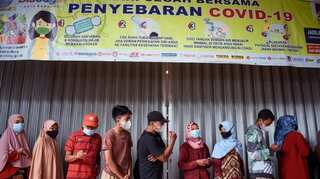 Indonesia’s cooking oil shortage turns deadly, two killed after queuing for liquid gold
