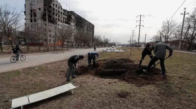 Russia-Ukraine War: As heavy bombardment follows, Mariupol forced to bury dead on roadside in makeshift graves