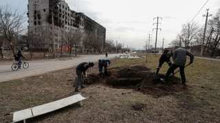 Russia-Ukraine War: As heavy bombardment follows, Mariupol forced to bury dead on roadside in makeshift graves