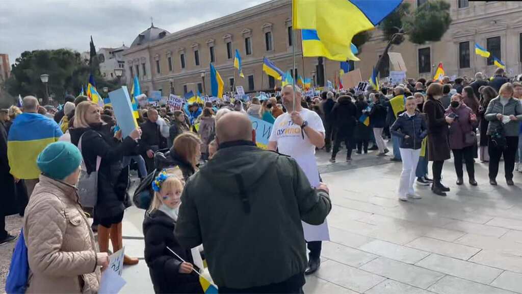 Russia-Ukraine Crisis: Ukrainian Sailors chant 'No war in Ukraine', block Russia-linked superyacht