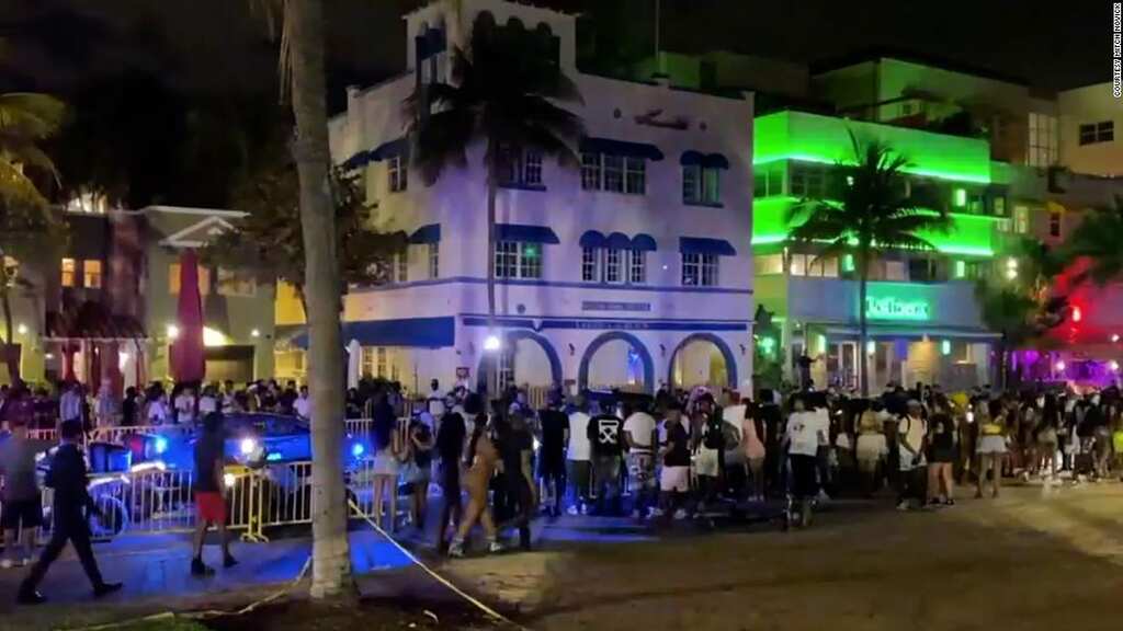 United States: Curfew imposed after twin shooting in Miami Beach