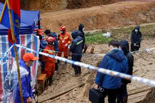Rescue teams find human remains at the Chinese plane crash site
