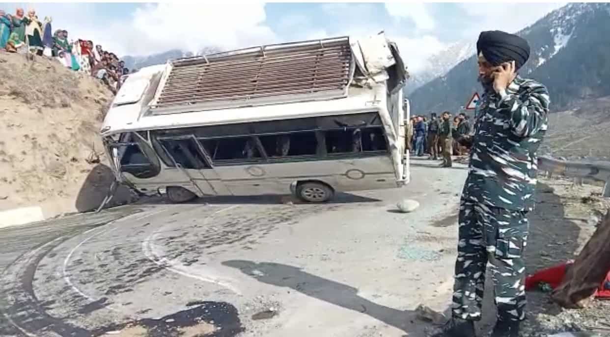 Two tourists dead, 21 injured in an accident in Ganderbal district of Kashmir Two tourists dead, 21 injured in an accident in Ganderbal district of Kashmir