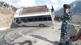 Two tourists dead, 21 injured in an accident in Ganderbal district of Kashmir