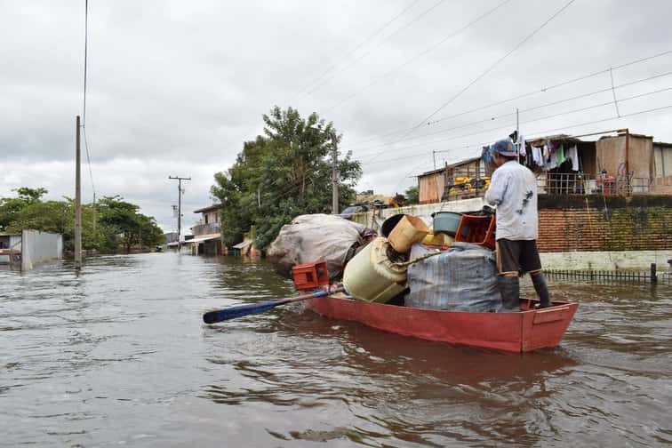 Streets turn into rivers after heavy rains hit Paraguay