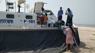 As a result of the economic crisis 16 Sri Lankan Tamils arrive in India