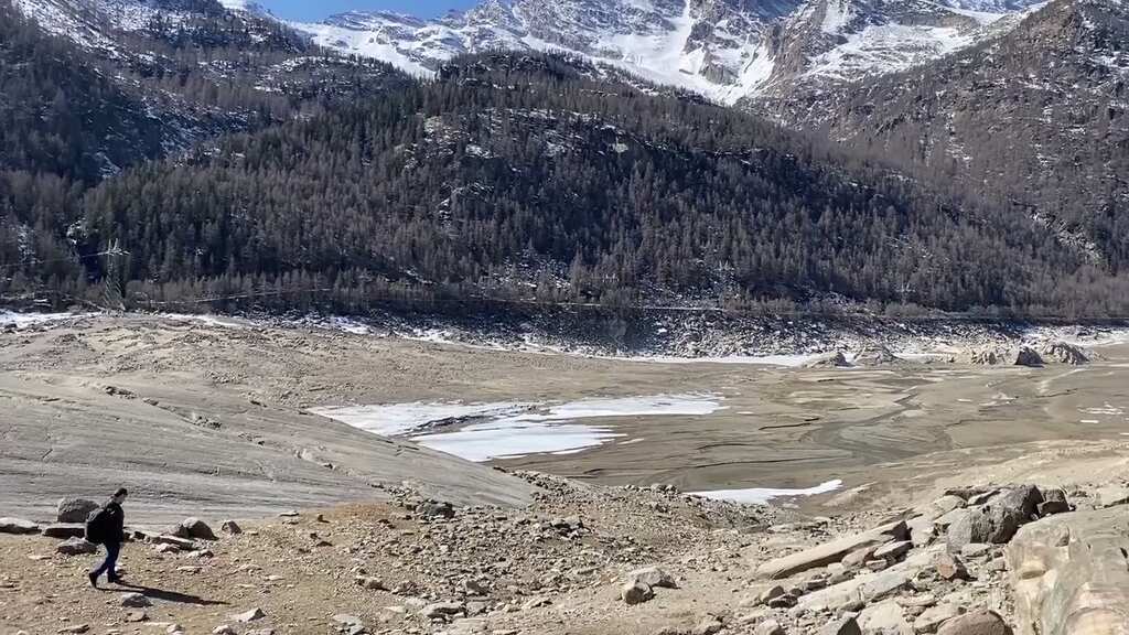 Lake Ceresole dries up in Italy due to temperature rise