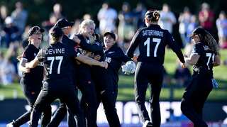 Women's World Cup: Suzie Bates' ton, Hannah Rowe's five-for powers New Zealand to 71-run win over Pakistan