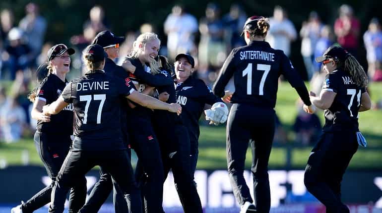 Women's World Cup: Suzie Bates' ton, Hannah Rowe's five-for powers New Zealand to 71-run win over Pakistan